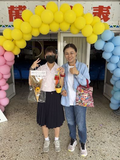 鳳凰花開迎夢想，展望會伴屏東266位弱勢學子迎畢業，少女錄取空軍官校，盼用未來守護家人